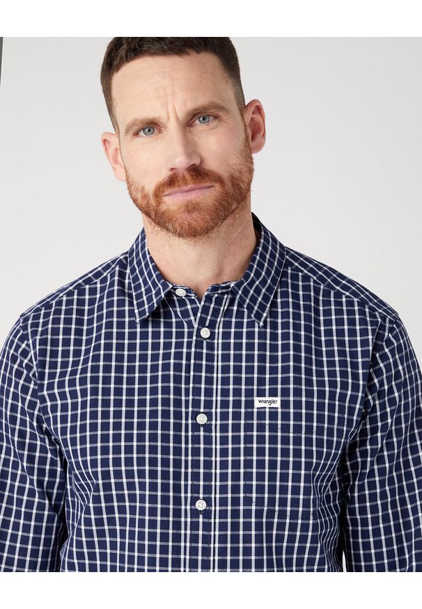 Wrangler - WRANGLER 1 POCKET SHIRT MĘSKA KOSZULA Z DŁUGIM RĘKAWEM W KRATĘ TRUE NAVY W5A24ME12. Długość rękawa: długi rękaw. Długość: długie