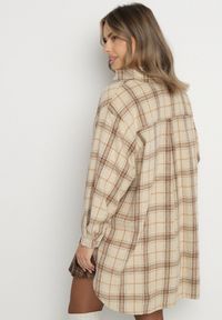 Born2be - Beżowa Koszula Oversize w Kratę z Przedłużonym Tyłem Sulicella. Okazja: na co dzień. Typ kołnierza: kołnierzyk klasyczny. Kolor: beżowy. Materiał: jeans, dzianina. Długość rękawa: długi rękaw. Długość: długie. Styl: klasyczny, casual #7