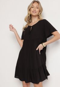 Born2be - Czarna Sukienka z Bawełny o Rozkloszowanym Kroju z Wiązaniem przy Dekolcie Mepilea. Okazja: na co dzień. Kolor: czarny. Materiał: bawełna. Długość rękawa: krótki rękaw. Sezon: wiosna, lato. Typ sukienki: rozkloszowane. Styl: elegancki, casual, klasyczny #6