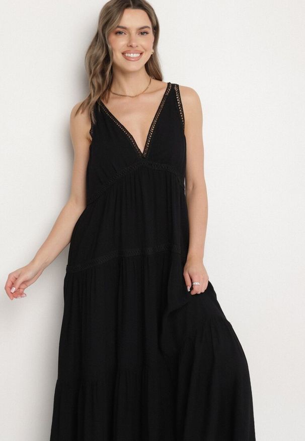 Born2be - Czarna Sukienka z Wiskozą i Szydełkowym Wzorem Meviellea. Okazja: na co dzień. Typ kołnierza: dekolt w kształcie V. Kolor: czarny. Materiał: wiskoza. Wzór: haft. Styl: casual, elegancki