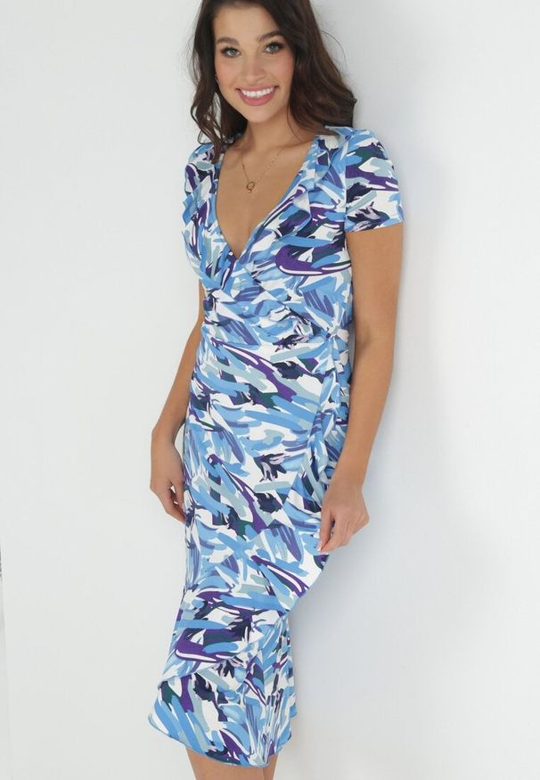 Born2be - Niebieska Sukienka Kopertowa z Falbanką Malva. Kolor: niebieski. Typ sukienki: kopertowe