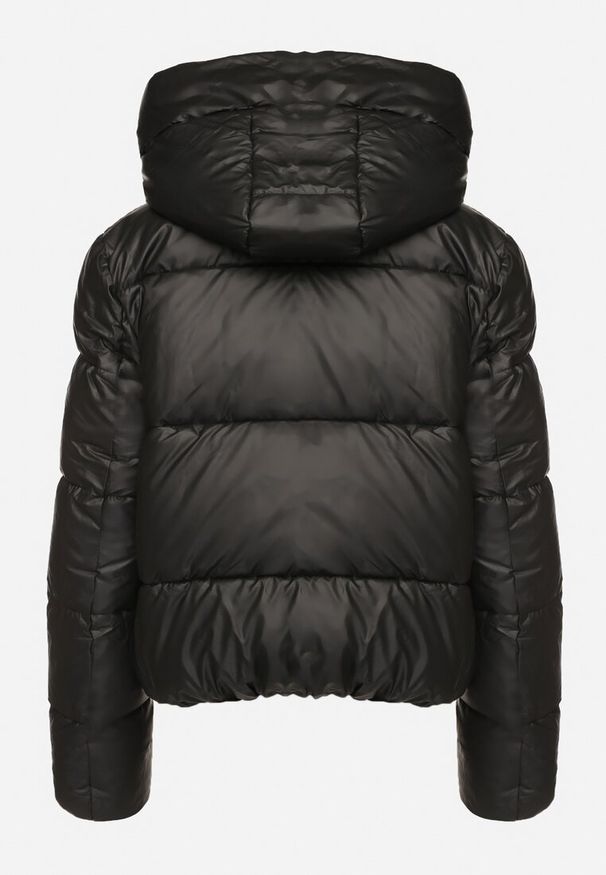 Born2be - Czarna Prosta Kurtka Pikowana z Kapturem i Kieszeniami Mirilda. Okazja: na co dzień. Typ kołnierza: kaptur. Kolor: czarny. Materiał: tkanina, jeans. Długość rękawa: długi rękaw. Długość: długie. Sezon: zima. Styl: elegancki, casual