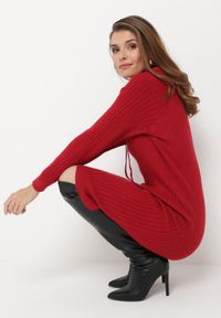 Born2be - Bordowa Wełniana Sukienka z Kapturem w Prążki Tyrwe. Okazja: na co dzień. Typ kołnierza: kaptur. Kolor: czerwony. Materiał: wełna. Długość rękawa: długi rękaw. Wzór: prążki. Typ sukienki: proste. Styl: klasyczny, casual, elegancki #2