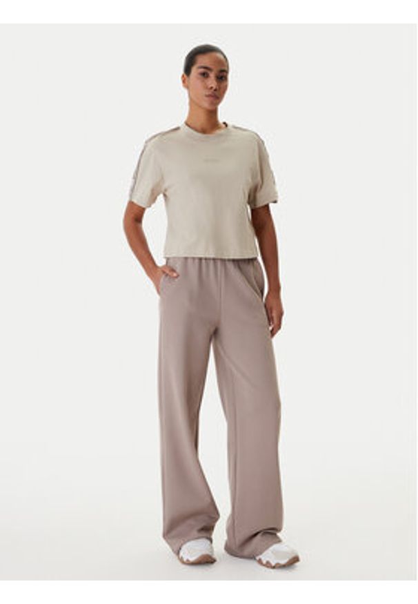 Guess T-Shirt V3RI08 I3Z14 Beżowy Regular Fit. Kolor: beżowy. Materiał: bawełna