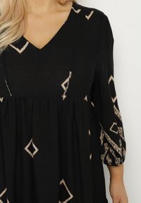 Born2be - Czarna Bawełniana Sukienka Pudełkowa w Geometryczny Wzór Claradina. Kolekcja: plus size. Kolor: czarny. Materiał: bawełna. Wzór: geometria. Typ sukienki: dla puszystych. Styl: elegancki #4