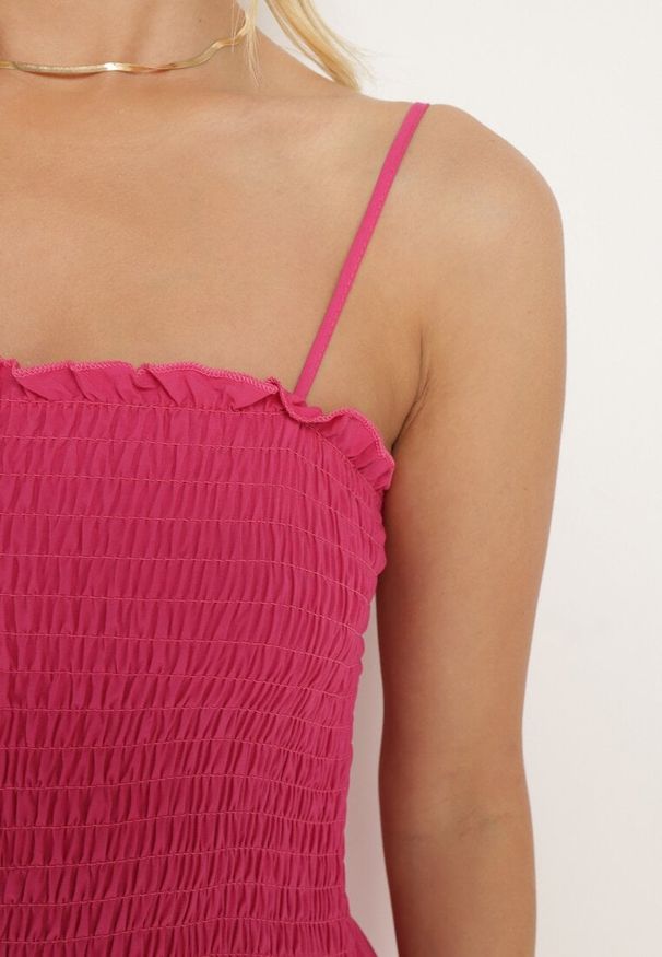 Born2be - Fuksjowa Bawełniana Sukienka na Ramiączkach z Marszczonym Dekoltem Krisele. Okazja: na co dzień, na randkę, na spacer. Kolor: różowy. Materiał: bawełna. Długość rękawa: na ramiączkach. Sezon: lato. Typ sukienki: proste. Styl: casual