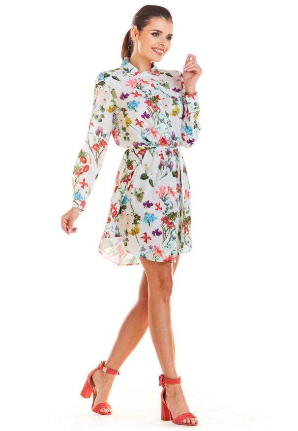 Sukienki.shop - Koszulowa sukienka w kwiaty szmizjerka z paskiem ecru. Okazja: do pracy. Wzór: kwiaty. Sezon: wiosna. Typ sukienki: koszulowe, szmizjerki