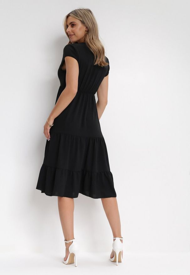 Born2be - Czarna Sukienka Midi Rozkloszowana z Falbanką Sanissa. Okazja: na co dzień. Kolor: czarny. Styl: klasyczny, casual. Długość: midi