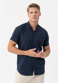 Volcano - Koszula z lnem, Regular Fit, C-NIL. Typ kołnierza: kołnierzyk klasyczny, button down. Kolekcja: plus size. Materiał: len. Długość rękawa: krótki rękaw. Długość: krótkie. Sezon: wiosna, lato. Styl: klasyczny, wakacyjny #1