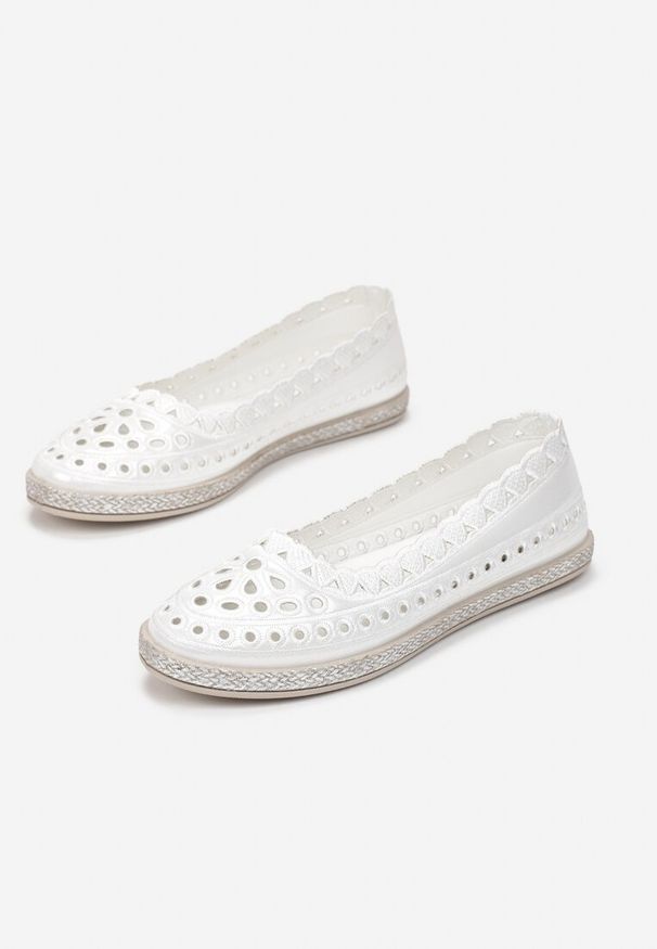 Born2be - Białe Balerinki Meledoc. Zapięcie: bez zapięcia. Kolor: biały. Materiał: materiał. Wzór: aplikacja, haft, ażurowy, geometria. Obcas: na płaskiej podeszwie