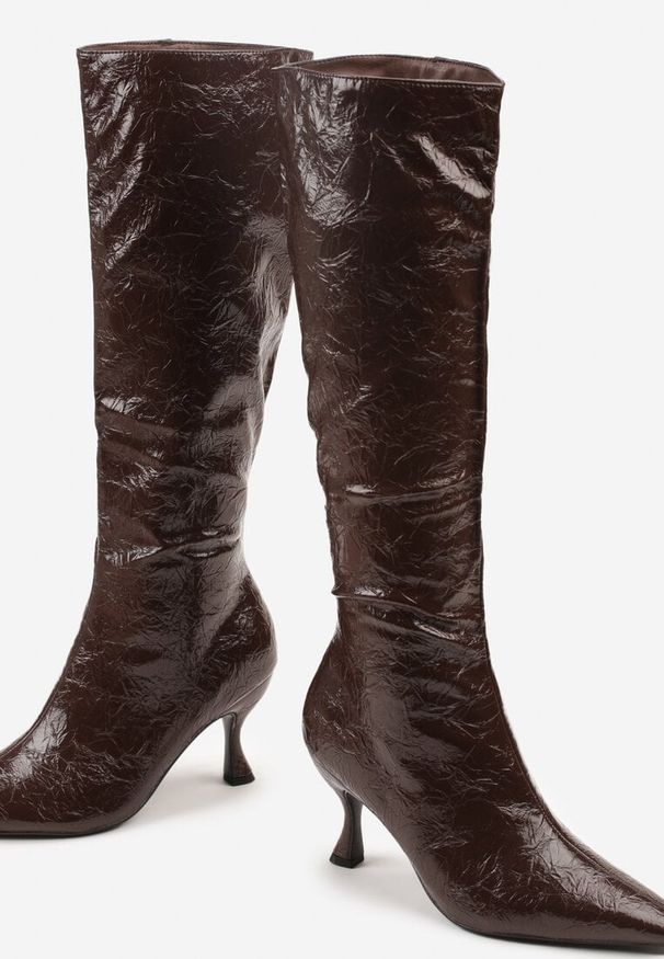 Born2be - Brązowe Kozaki na Szpilce Vices z Marszczoną Cholewką z Efektem Spękań Tidvire. Okazja: na co dzień. Kolor: brązowy. Materiał: jeans. Szerokość cholewki: normalna. Obcas: na szpilce. Styl: klasyczny, casual, elegancki