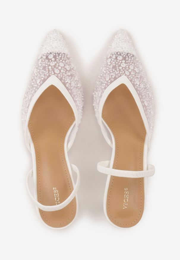 Renee - Białe Cekinowe Czółenka VICES Slingback na Szpilce z Noskiem w Szpic Ozdobione Perłami i Koralikami Kleomene. Kolor: biały. Materiał: jeans. Wzór: aplikacja. Obcas: na szpilce. Styl: elegancki