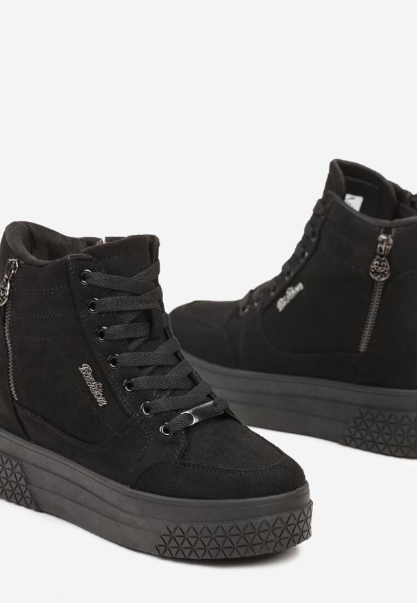 Renee - Czarne Sneakersy na Koturnie z Metalicznymi Detalami i Dodatkowym Suwakiem Dailise. Okazja: na co dzień, na spacer. Zapięcie: zamek. Kolor: czarny. Materiał: jeans. Obcas: na koturnie. Sport: turystyka piesza