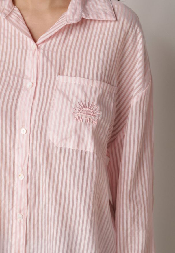 Born2be - Różowa Koszula o Kroju Oversize z Tencelu w Paski Ozdobiona Haftem Tidine. Okazja: na co dzień, na spotkanie biznesowe, do pracy. Kolor: różowy. Materiał: jeans, poliester. Wzór: aplikacja, haft, paski. Styl: biznesowy, casual