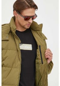 United Colors of Benetton kurtka puchowa męska kolor zielony zimowa. Okazja: na co dzień. Kolor: zielony. Materiał: puch. Sezon: zima. Styl: casual #3