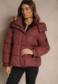 Renee - Bordowa Oversizowa Kurtka Puffer z Kapturem i Naszywką przy Rękawie Azine. Okazja: na co dzień. Typ kołnierza: kaptur. Kolor: czerwony. Materiał: dzianina, jeans. Wzór: aplikacja. Styl: casual #3