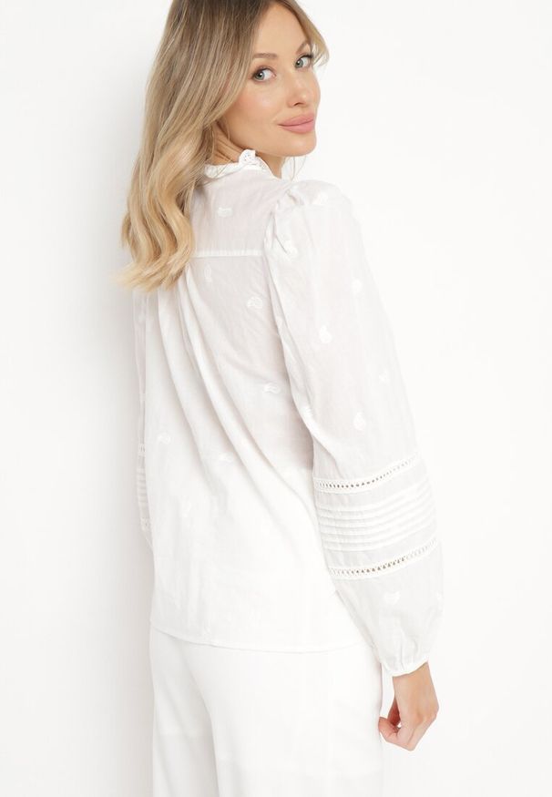 Born2be - Biała Bawełniana Koszula z Falbanką przy Szyi Ozdobiona Haftami i Ażurową Taśmą Rionna. Kolor: biały. Materiał: bawełna. Wzór: aplikacja, ażurowy, haft
