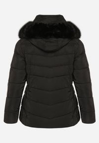 Born2be - Czarna Taliowana Kurtka z Pikowanymi Przeszyciami i Kapturem z Futrem Acindria. Okazja: na co dzień. Kolekcja: plus size. Kolor: czarny. Materiał: futro. Styl: casual