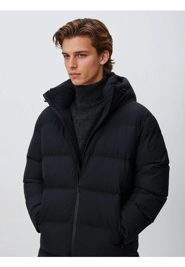 Reserved - Długi płaszcz z kapturem - czarny. Typ kołnierza: kaptur. Kolor: czarny. Materiał: tkanina. Długość: długie