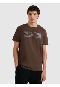 4f - 4F T-shirt regular z nadrukiem męski - brązowy M. Okazja: na co dzień. Kolor: beżowy. Materiał: skóra, materiał. Wzór: nadruk. Styl: casual #1