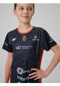 4f - 4F Koszulka meczowa replika wyjazdowa z sezonu 2025/26 dziecięca 4F x Uni Opole - czarna 122/128 (6-8 lat). Kolor: czarny. Materiał: dzianina, materiał. Wzór: nadruk. Sezon: lato. Styl: młodzieżowy, sportowy #2
