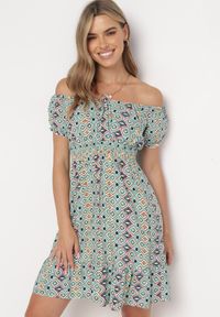 Born2be - Zielona Wiskozowa Mini Sukienka z Hiszpańskim Dekoltem Krala. Kolor: zielony. Materiał: wiskoza. Wzór: aplikacja. Długość: mini #1