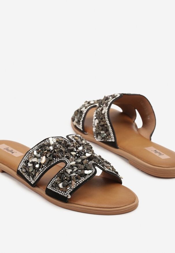 Born2be - Czarne Klapki z Ozdobnymi Wycięciami Cyrkoniami i Aplikacją Nilavienne. Okazja: na plażę, na co dzień, na spacer. Kolor: czarny. Wzór: aplikacja. Styl: casual, elegancki, klasyczny