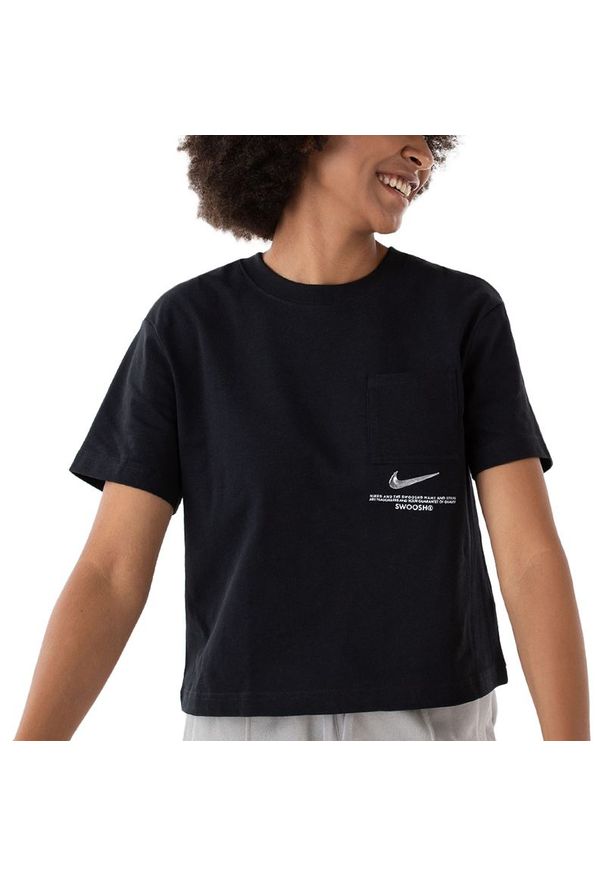 Koszulka Nike NSW Swoosh Top CZ8911-010 - czarna. Kolor: czarny. Materiał: bawełna, dresówka. Wzór: napisy
