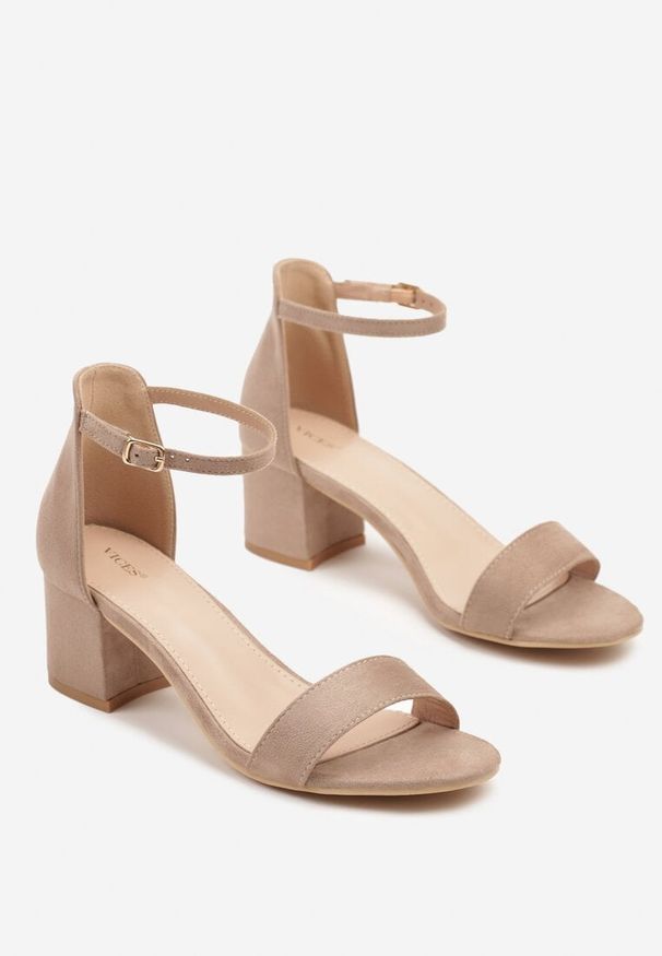 Born2be - Ciemnobeżowe Sandały Vices na Obcasie w Klasycznym Stylu Jelhiris. Okazja: na co dzień. Zapięcie: sprzączka. Kolor: beżowy. Materiał: jeans. Obcas: na obcasie. Styl: klasyczny. Wysokość obcasa: średni
