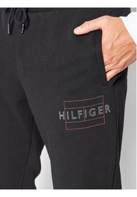 TOMMY HILFIGER - Tommy Hilfiger Spodnie dresowe MW0MW25599 Czarny Regular Fit. Kolor: czarny. Materiał: bawełna, dresówka #4