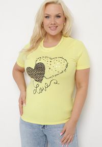Born2be - Żółty Bawełniany T-shirt Koszulka z Krótkim Rękawem Zdobiona Nadrukiem i Cyrkoniami Corila. Okazja: na spacer, na co dzień. Kolekcja: plus size. Kolor: żółty. Materiał: bawełna. Długość rękawa: krótki rękaw. Długość: krótkie. Wzór: nadruk, aplikacja. Styl: casual, klasyczny, glamour #1
