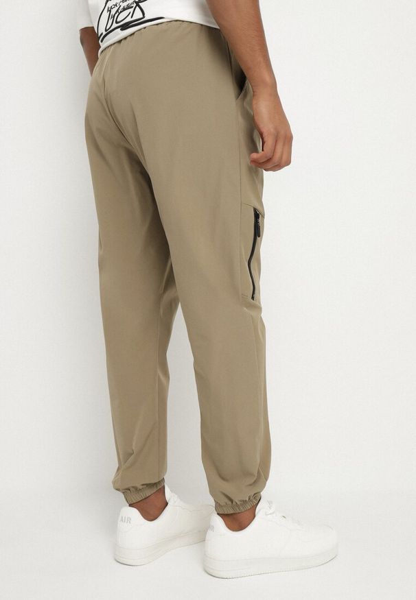 Born2be - Ciemnobeżowe Spodnie Dresowe w Stylu Cargo z Bawełny Niniviea. Okazja: do domu, na co dzień. Kolor: beżowy. Materiał: dresówka, bawełna. Styl: casual