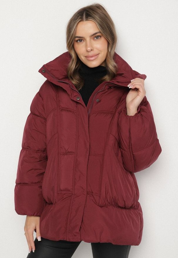 Born2be - Bordowa Pikowana Kurtka o Kroju Oversize z Kapturem Galandia. Okazja: na spacer, na co dzień. Typ kołnierza: kaptur. Kolor: czerwony. Materiał: poliester, jeans. Styl: elegancki, casual