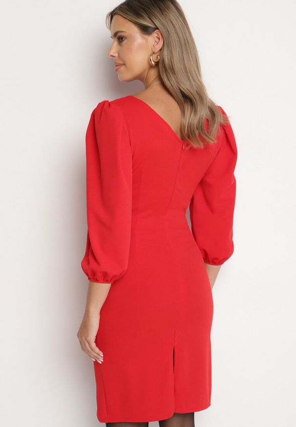 Born2be - Czerwona Dopasowana Sukienka z Dekoltem w Serek Zinnaira. Okazja: na co dzień, do pracy, na spotkanie biznesowe. Typ kołnierza: dekolt w serek. Kolor: czerwony. Materiał: skóra. Typ sukienki: dopasowane. Styl: biznesowy, klasyczny, casual, elegancki