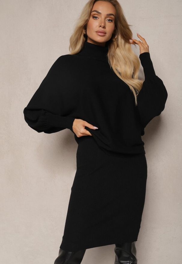 Renee - Czarny Komplet z Prążkowanej Dzianiny Golf z Bufiastymi Rękawami i Sukienka na Ramiączkach Belianora. Kolor: czarny. Materiał: dzianina, prążkowany