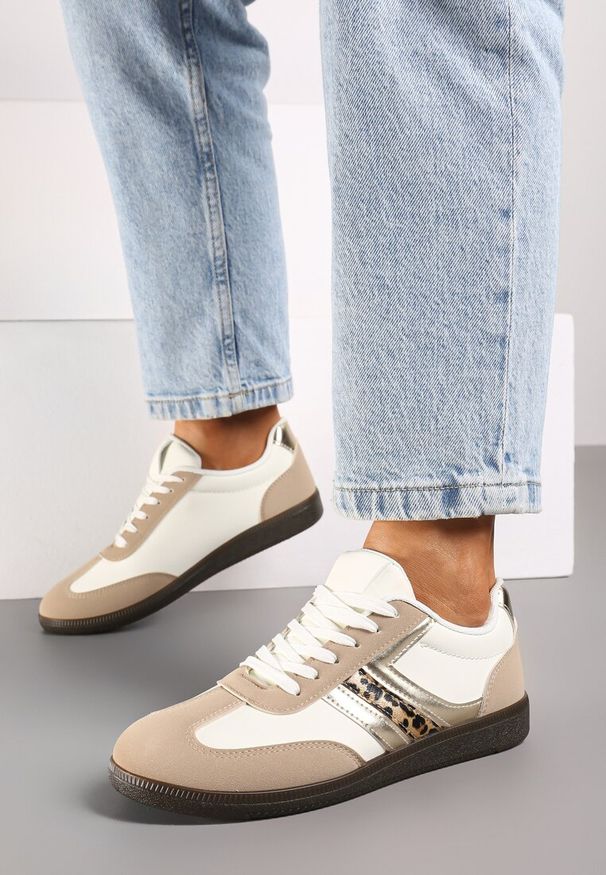 Renee - Ciemnobeżowe Casualowe Sneakersy z Geometrycznymi Wzorami i Kontrastowymi Przeszyciami Riandrea. Okazja: na co dzień. Zapięcie: sznurówki. Kolor: beżowy. Materiał: jeans. Wzór: geometria. Obcas: na płaskiej podeszwie