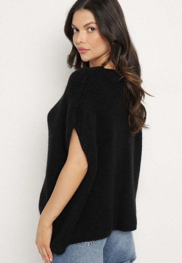 Born2be - Czarna Kamizelka Narzutka z Moherem Wiązana z Przodu Vikilana. Okazja: na co dzień. Kolor: czarny. Materiał: moher. Wzór: aplikacja. Styl: elegancki, casual