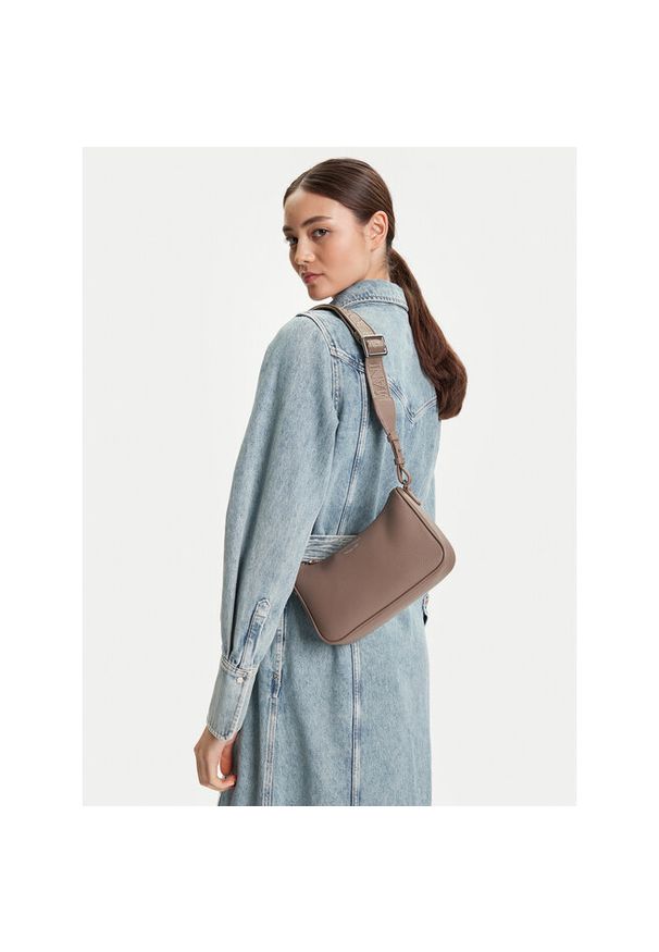 Torebka Emporio Armani. Kolor: beżowy