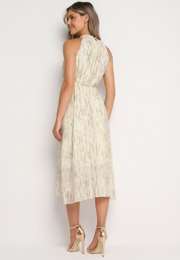 Born2be - Jasnobeżowa Koktajlowa Sukienka z Dekoltem Typu Halter z Broszką w Kształcie Kwiatu Vikiida. Typ kołnierza: dekolt halter. Kolor: beżowy. Długość rękawa: bez rękawów. Wzór: kwiaty. Styl: wizytowy