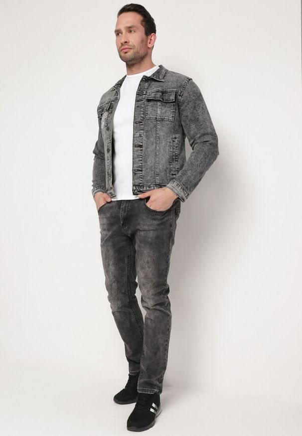 Born2be - Ciemnoszara Kurtka Jeansowa z Bawełny z Ozdobnymi Napisami Taliea. Kolor: szary. Materiał: bawełna, jeans. Wzór: napisy