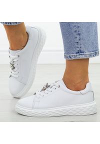 Białe wt skórzane sneakersy damskie Sergio Leone Sp110. Okazja: na co dzień. Zapięcie: sznurówki. Kolor: biały. Materiał: skóra. Sezon: wiosna, jesień, lato. Obcas: na platformie. Styl: klasyczny, casual