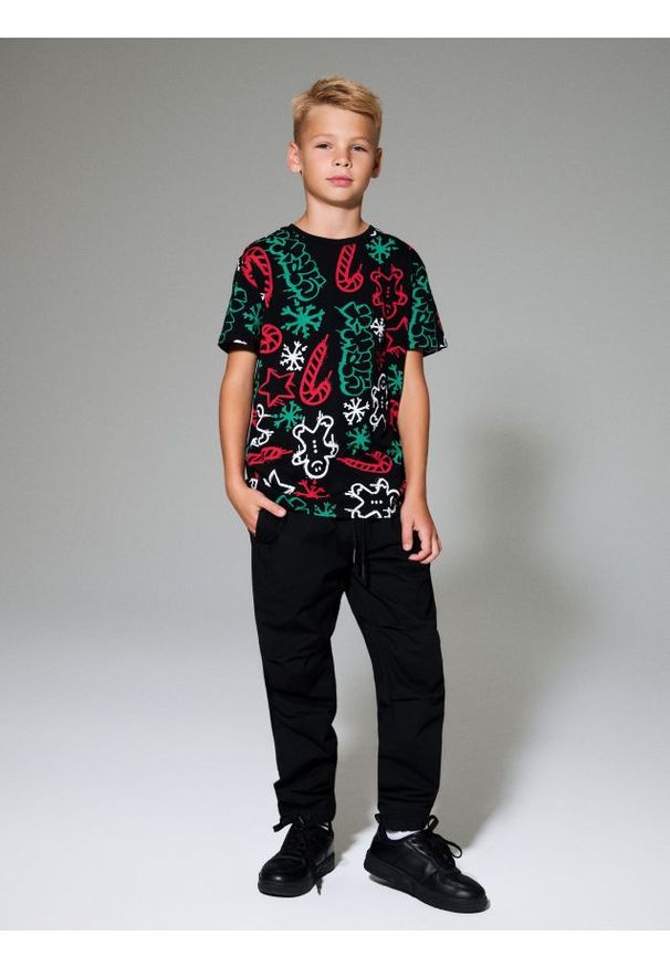 Sinsay - Ocieplane spodnie jogger z polarem wewnątrz - czarny. Kolor: czarny. Materiał: polar