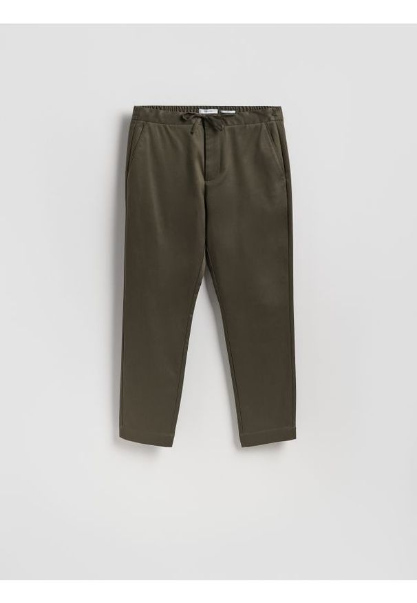 Reserved - Spodnie carrot fit - zielony. Kolor: zielony. Materiał: tkanina