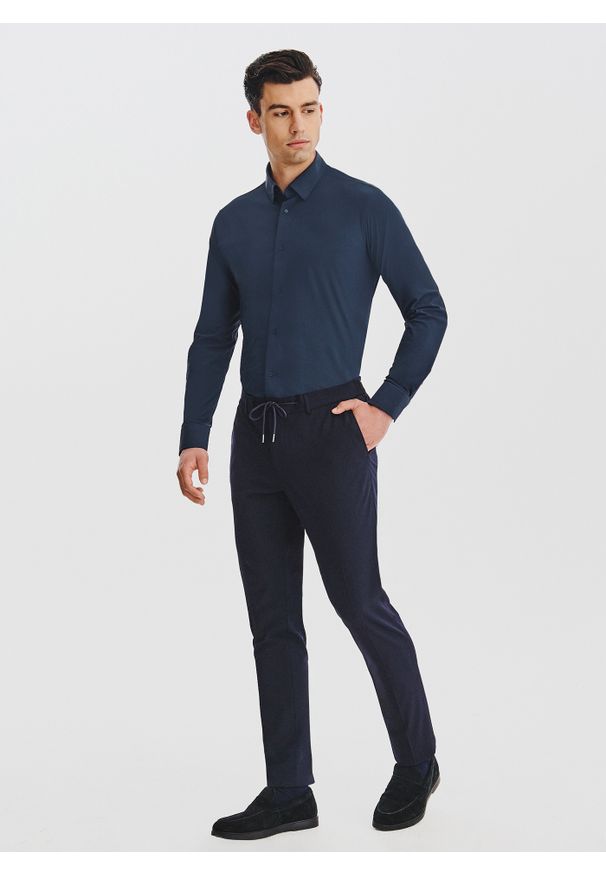 Pako Lorente - PAKO LORENTE – Granatowa dzianinowa koszula męska. Typ kołnierza: kołnierzyk klasyczny. Kolor: niebieski, czarny. Materiał: dzianina. Długość rękawa: długi rękaw. Długość: długie. Wzór: gładki. Styl: klasyczny