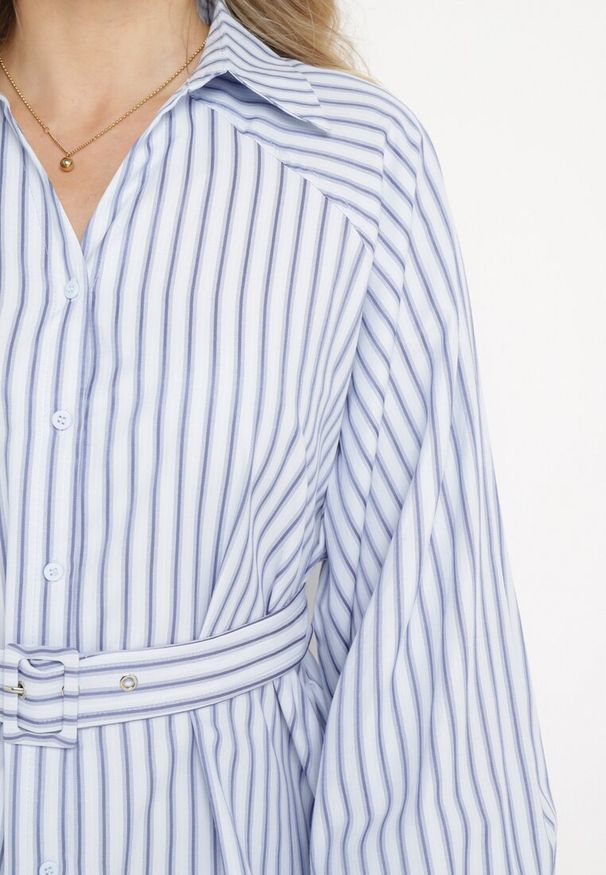 Born2be - Niebiesko-Biała Koszulowa Sukienka w Paski z Paskiem i Metalową Klamrą Elaratia. Okazja: do pracy, na spotkanie biznesowe. Kolor: niebieski. Materiał: materiał, bawełna. Wzór: paski. Typ sukienki: koszulowe. Styl: biznesowy