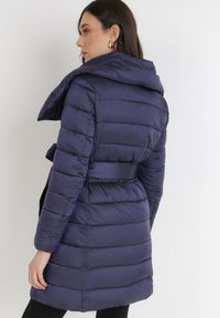 Born2be - Granatowa Kurtka Pikowana Nikessa. Typ kołnierza: bez kaptura. Kolor: niebieski. Materiał: materiał, tkanina. Długość: długie. Wzór: aplikacja #5