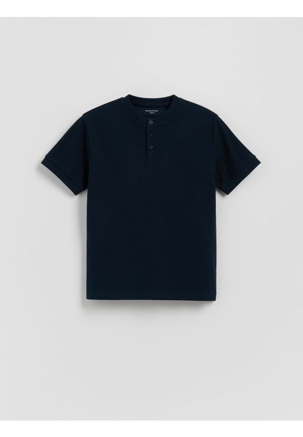 Reserved - Bawełniany t-shirt henley - granatowy. Typ kołnierza: typu henley. Kolor: niebieski. Materiał: bawełna