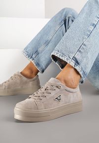 Born2be - Szare Zamszowe Sneakersy na Grubej Podeszwie z Metaliczną Ozdobą Messle. Okazja: na co dzień. Kolor: szary. Materiał: zamsz. Wzór: aplikacja