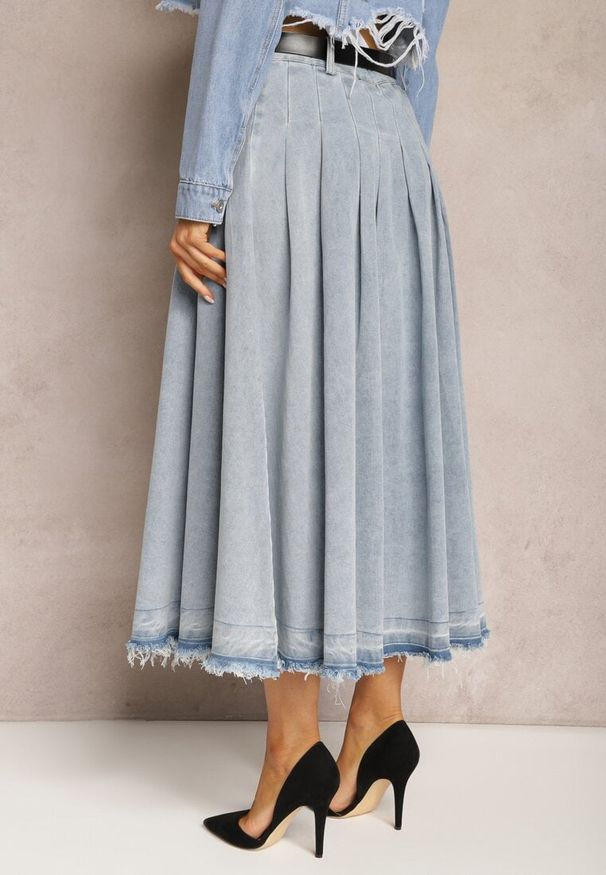 Renee - Jasnoniebieska Rozkloszowana Spódnica Jeansowa z Paskiem z Klamrą Varnie. Okazja: na uczelnię. Kolor: niebieski. Materiał: jeans