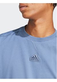 Adidas - adidas T-Shirt ALL SZN 3-Stripes IR5199 Niebieski Regular Fit. Kolor: niebieski. Materiał: bawełna #4